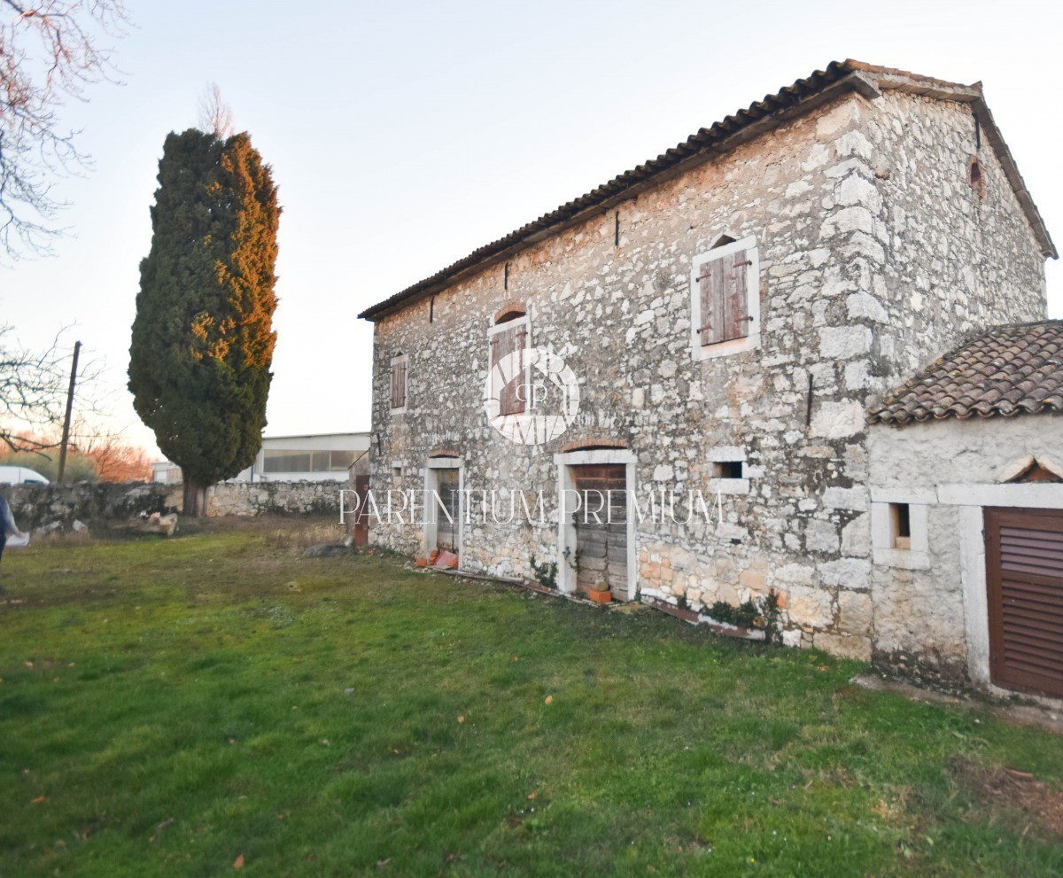 Un bellissimo villaggio istriano con 2 edifici residenziali e un ampio giardino