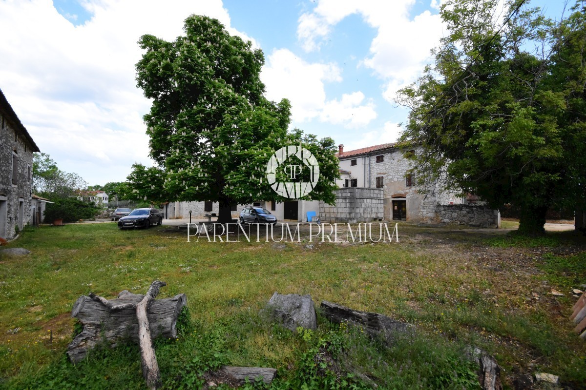 Un bellissimo villaggio istriano con 2 edifici residenziali e un ampio giardino