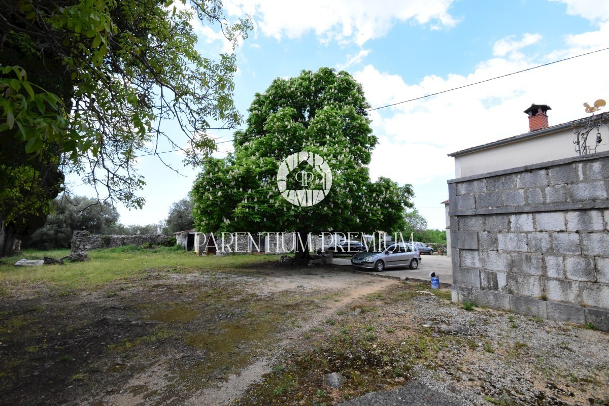 Un bellissimo villaggio istriano con 2 edifici residenziali e un ampio giardino