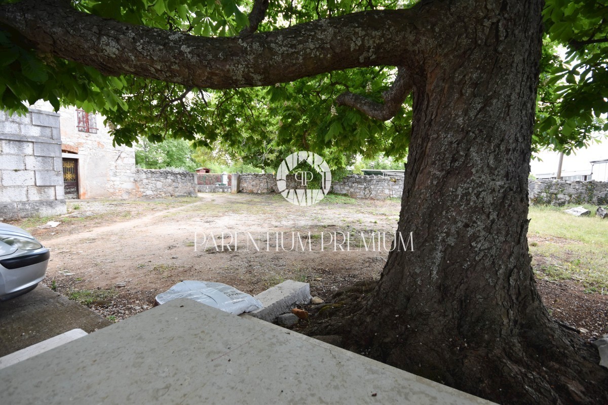 Un bellissimo villaggio istriano con 2 edifici residenziali e un ampio giardino