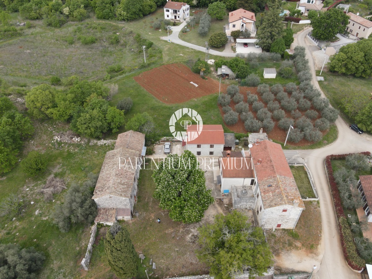 Un bellissimo villaggio istriano con 2 edifici residenziali e un ampio giardino