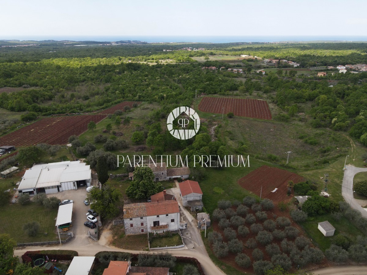 Un bellissimo villaggio istriano con 2 edifici residenziali e un ampio giardino