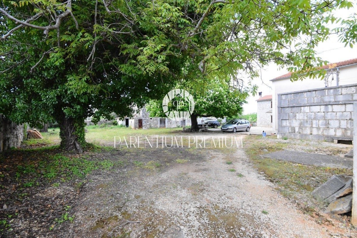 Un bellissimo villaggio istriano con 2 edifici residenziali e un ampio giardino