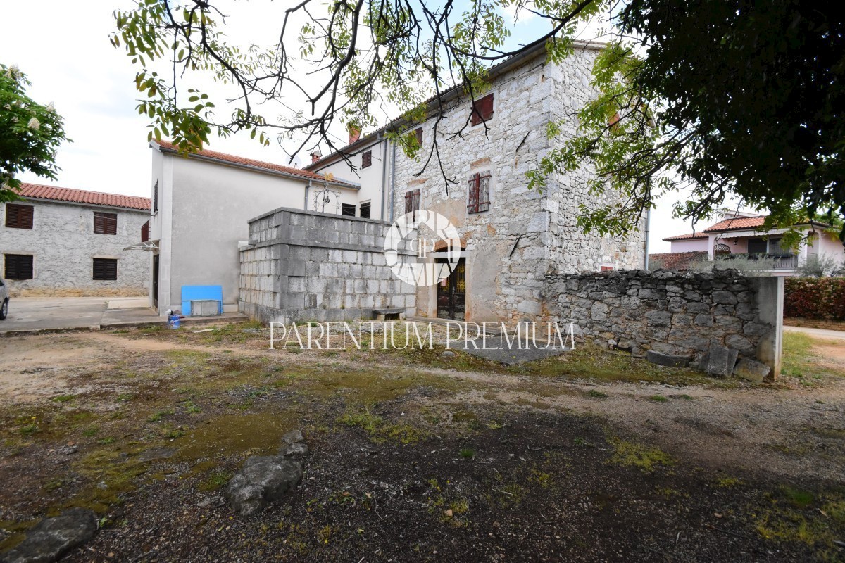 Un bellissimo villaggio istriano con 2 edifici residenziali e un ampio giardino