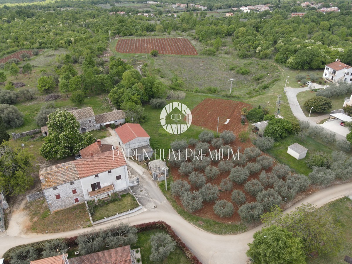 Un bellissimo villaggio istriano con 2 edifici residenziali e un ampio giardino