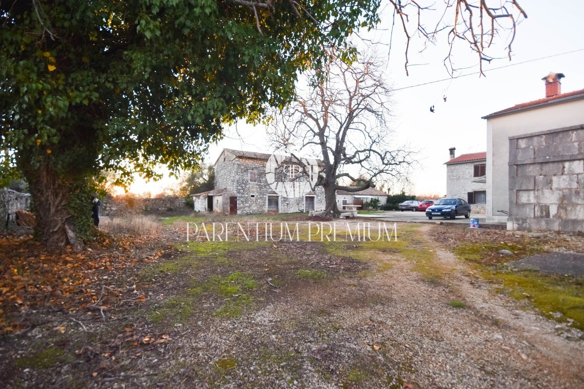 Un bellissimo villaggio istriano con 2 edifici residenziali e un ampio giardino