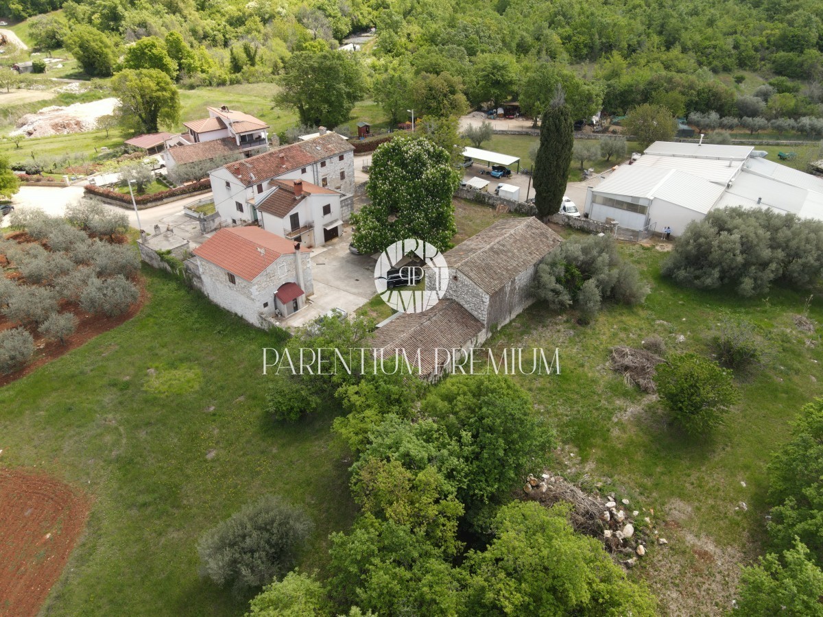 Un bellissimo villaggio istriano con 2 edifici residenziali e un ampio giardino