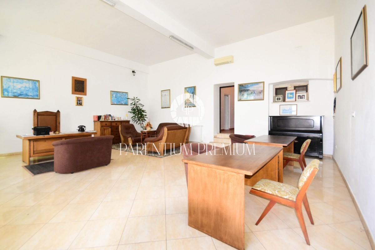 OPPORTUNITÀ! Casa in pietra d'Istria con 2 appartamenti, cortile e vista mare