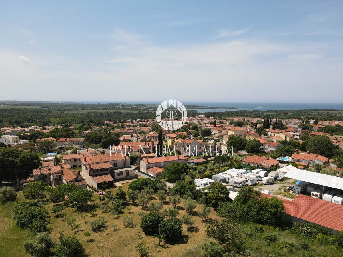 OPPORTUNITÀ! Casa in pietra d'Istria con 2 appartamenti, cortile e vista mare