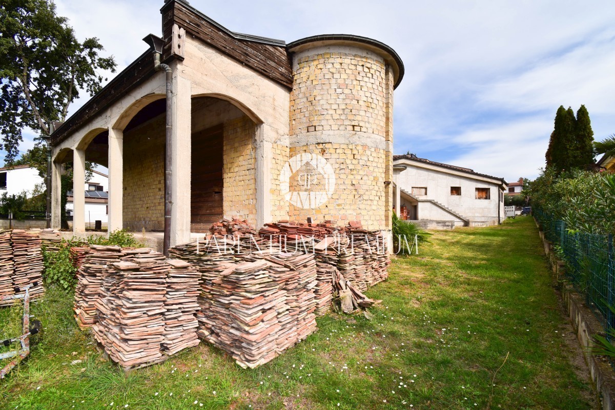 Una grande tenuta nello stile di un castello con un grande potenziale non lontano dal centro di Parenzo