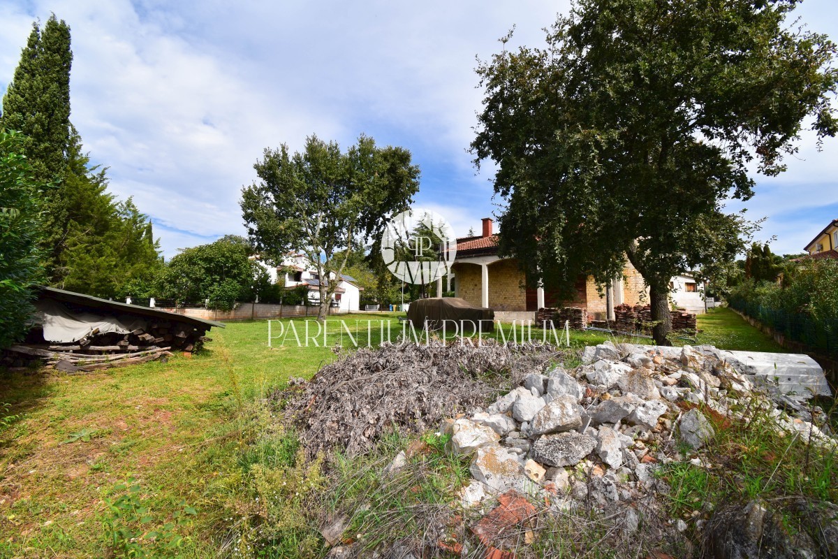 Una grande tenuta nello stile di un castello con un grande potenziale non lontano dal centro di Parenzo