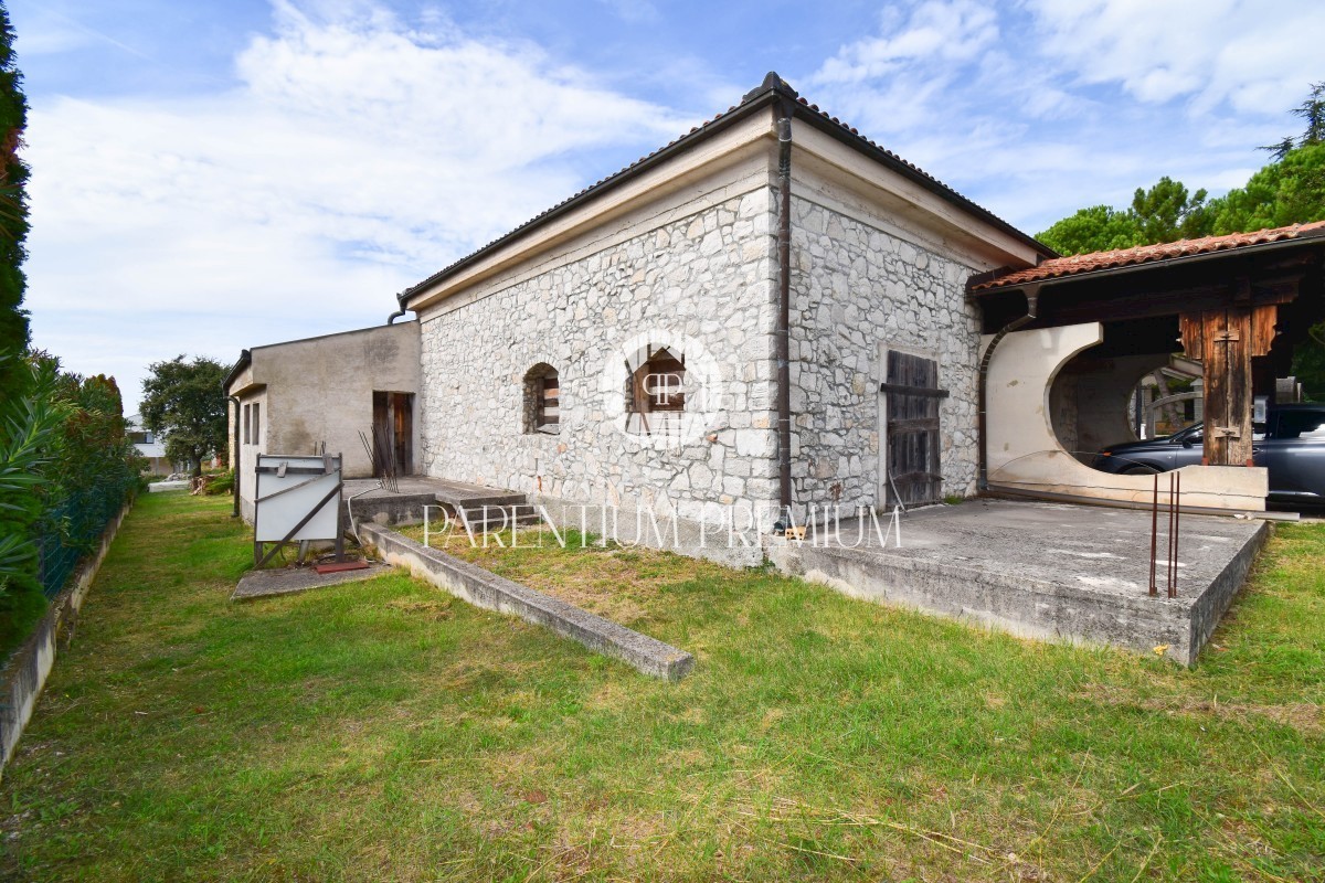 Una grande tenuta nello stile di un castello con un grande potenziale non lontano dal centro di Parenzo