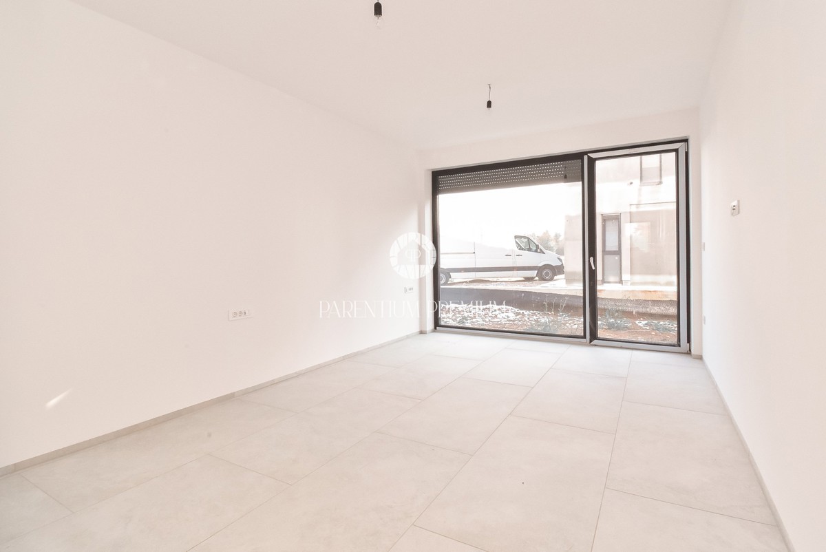 Villa moderna con quattro camere da letto, a soli 3 km dal centro di Parenzo