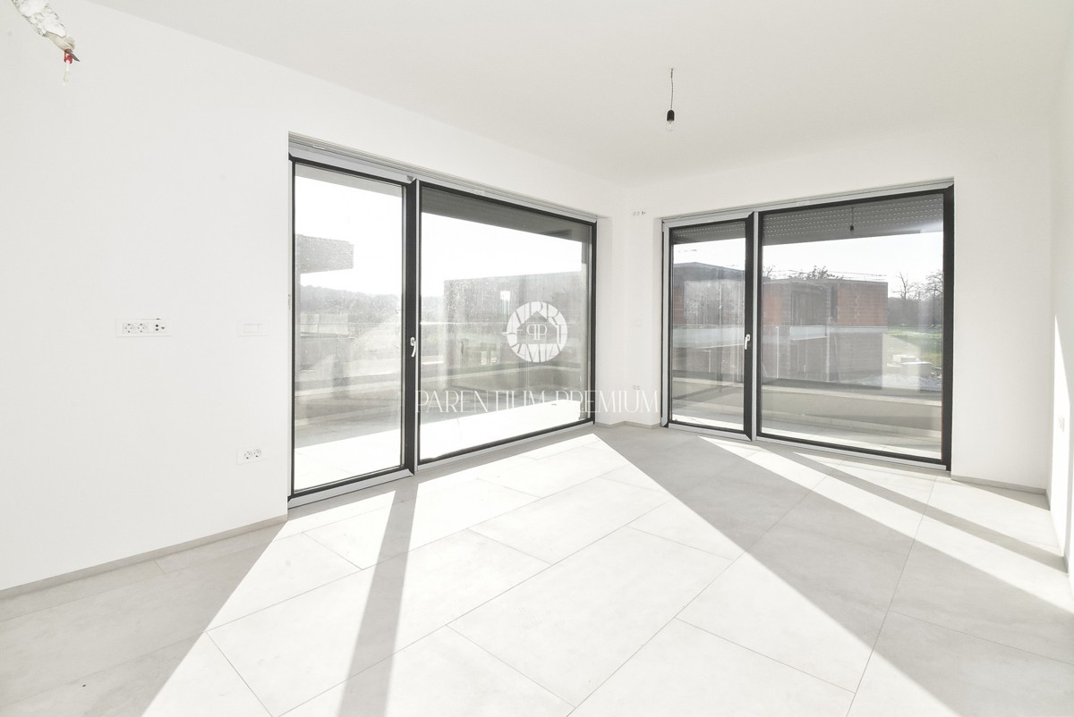 Villa moderna con quattro camere da letto, a soli 3 km dal centro di Parenzo