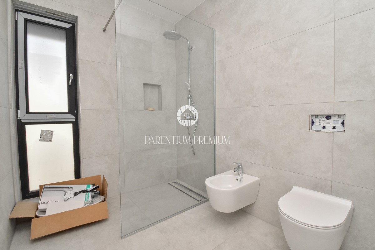 Villa moderna con quattro camere da letto, a soli 3 km dal centro di Parenzo