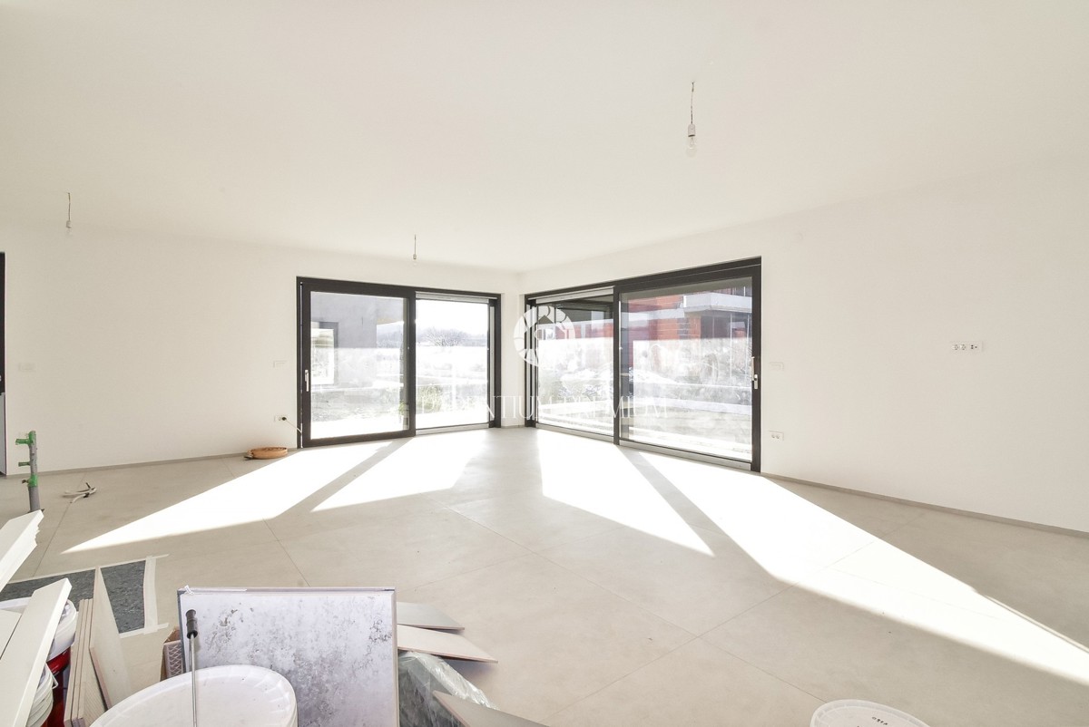 Villa moderna con quattro camere da letto, a soli 3 km dal centro di Parenzo