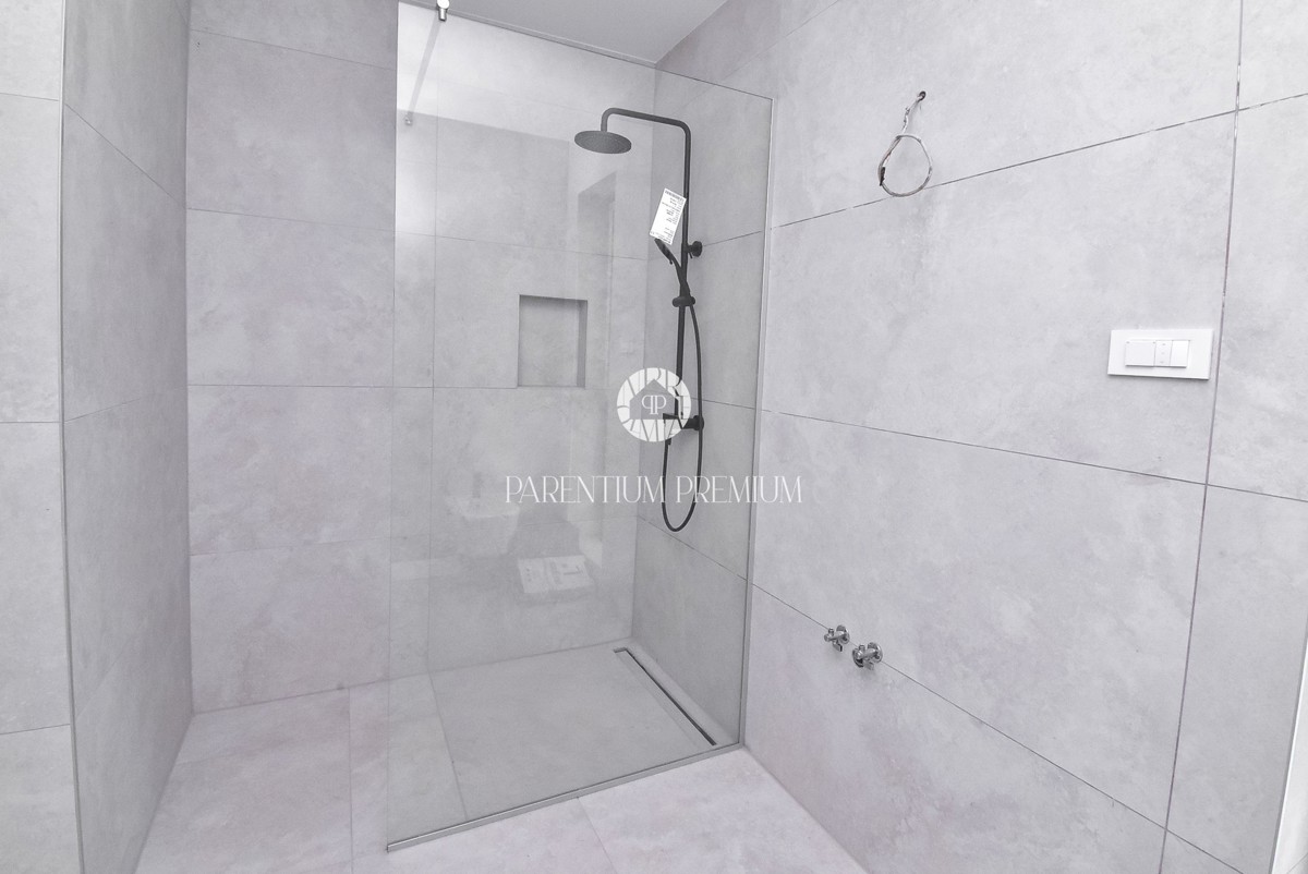 Villa moderna con quattro camere da letto, a soli 3 km dal centro di Parenzo