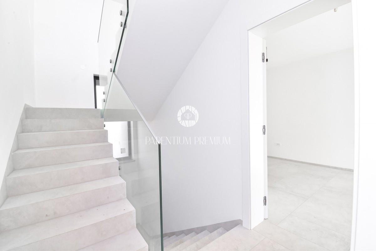 Villa moderna con quattro camere da letto, a soli 3 km dal centro di Parenzo