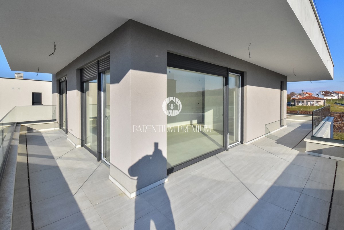 Villa moderna con quattro camere da letto, a soli 3 km dal centro di Parenzo