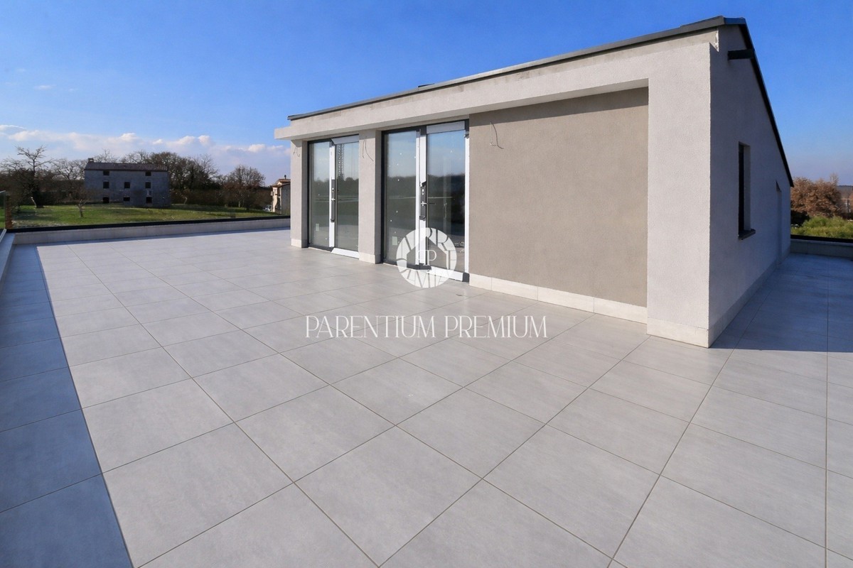 Villa moderna con quattro camere da letto, a soli 3 km dal centro di Parenzo