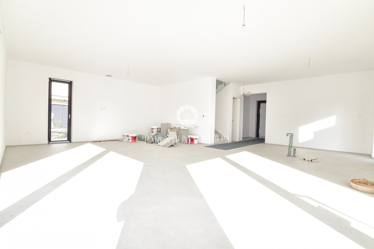 Villa moderna con quattro camere da letto, a soli 3 km dal centro di Parenzo