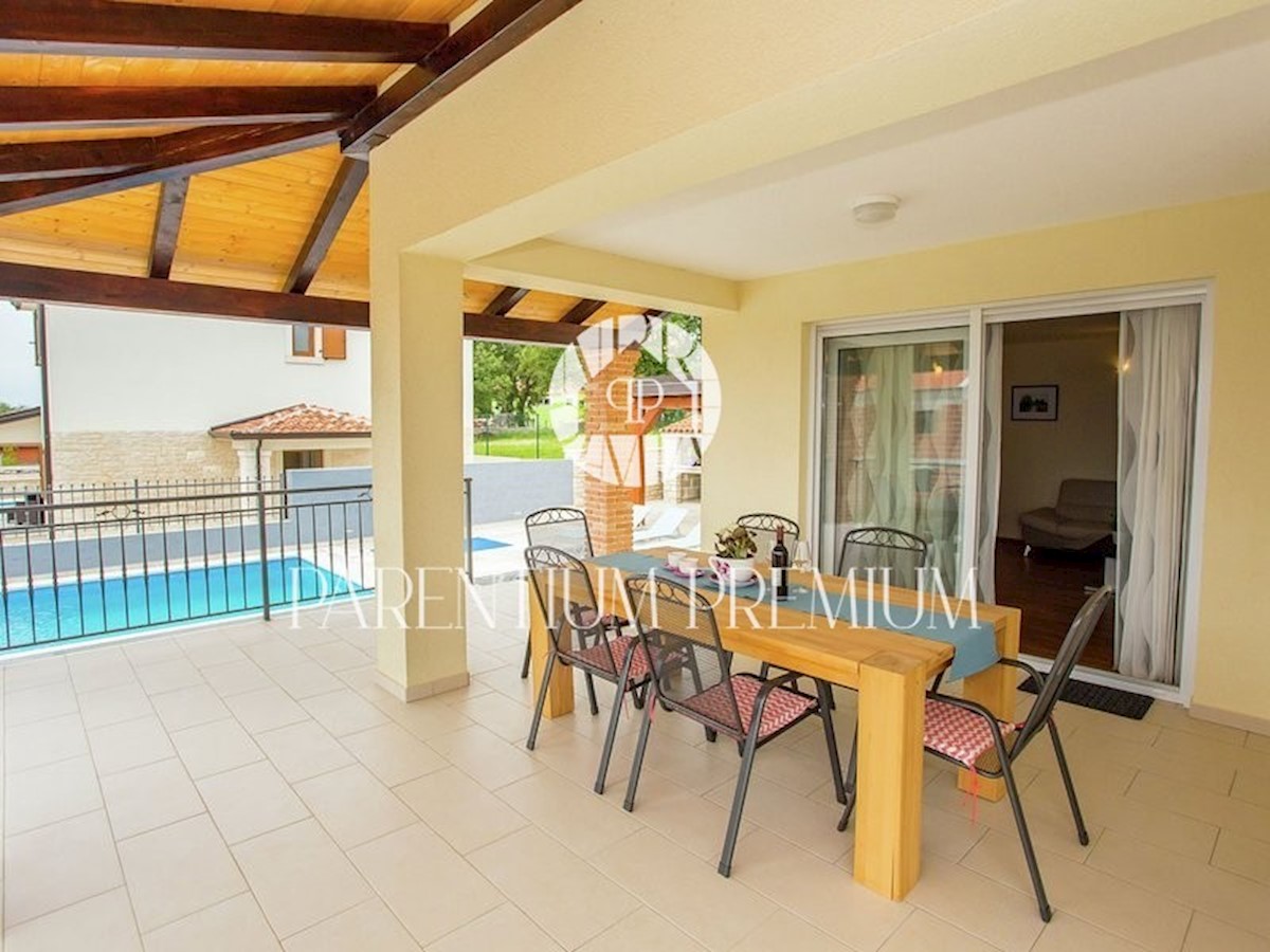 Una casa eccellente con piscina, vista panoramica e un bellissimo cortile paesaggistico.