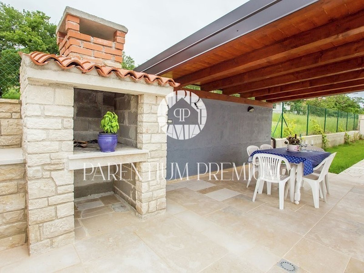 Una casa eccellente con piscina, vista panoramica e un bellissimo cortile paesaggistico.