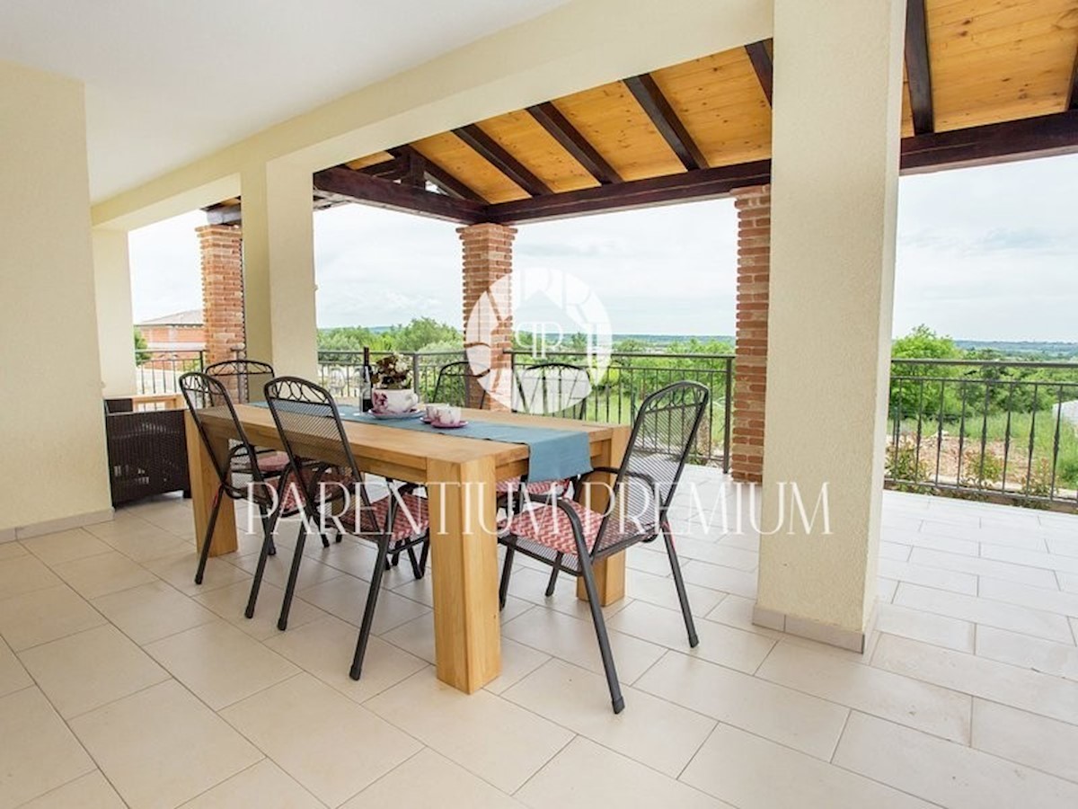 Una casa eccellente con piscina, vista panoramica e un bellissimo cortile paesaggistico.