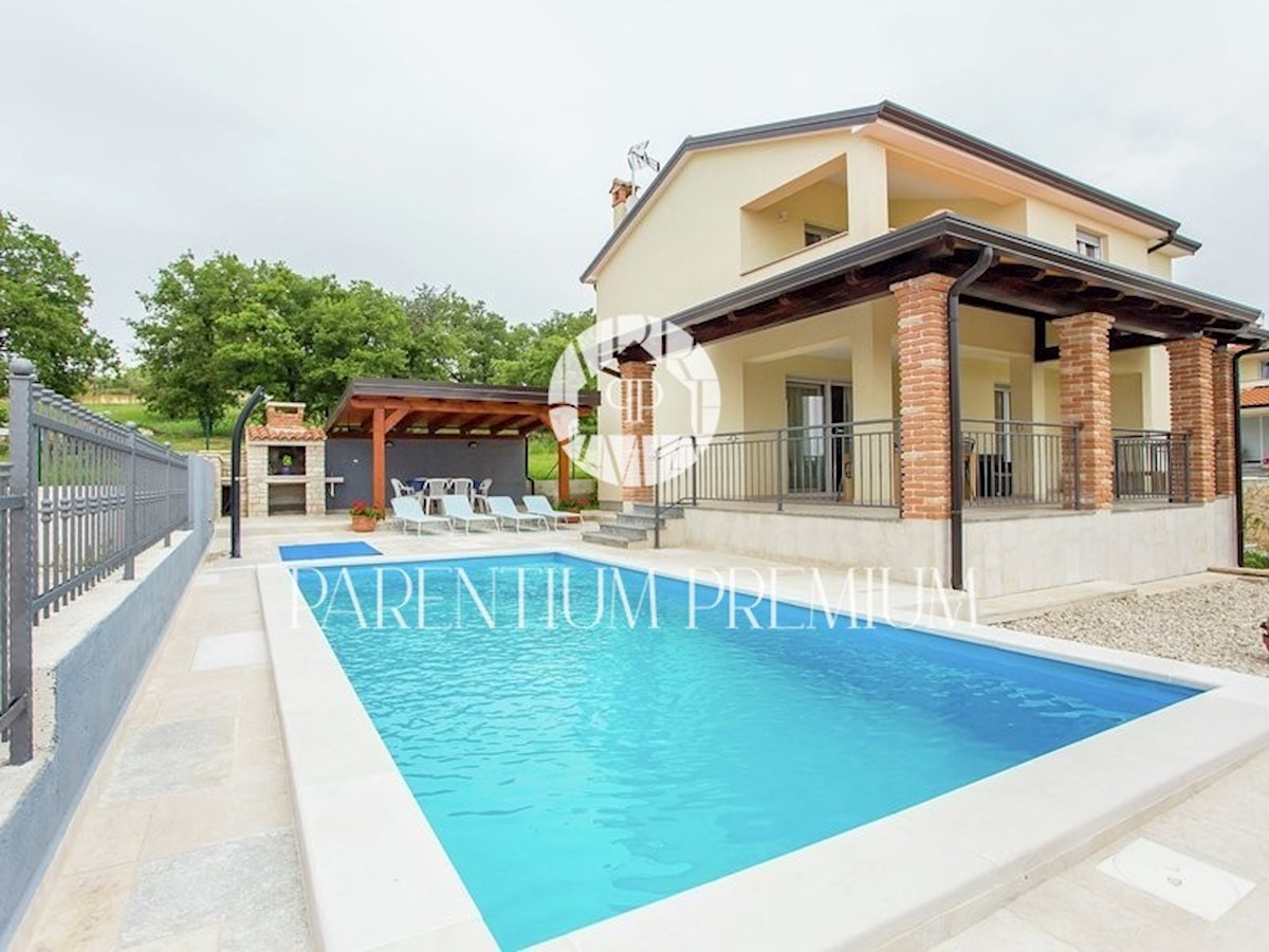 Una casa eccellente con piscina, vista panoramica e un bellissimo cortile paesaggistico.