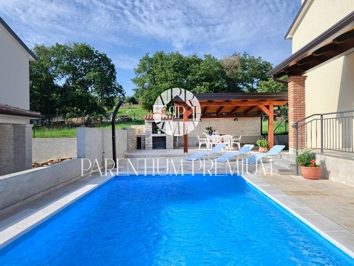 Una casa eccellente con piscina, vista panoramica e un bellissimo cortile paesaggistico.