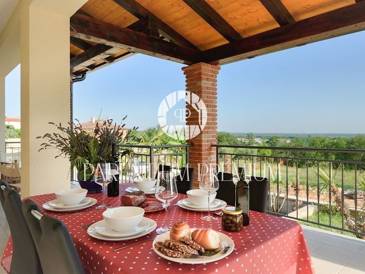 Una casa eccellente con piscina, vista panoramica e un bellissimo cortile paesaggistico.