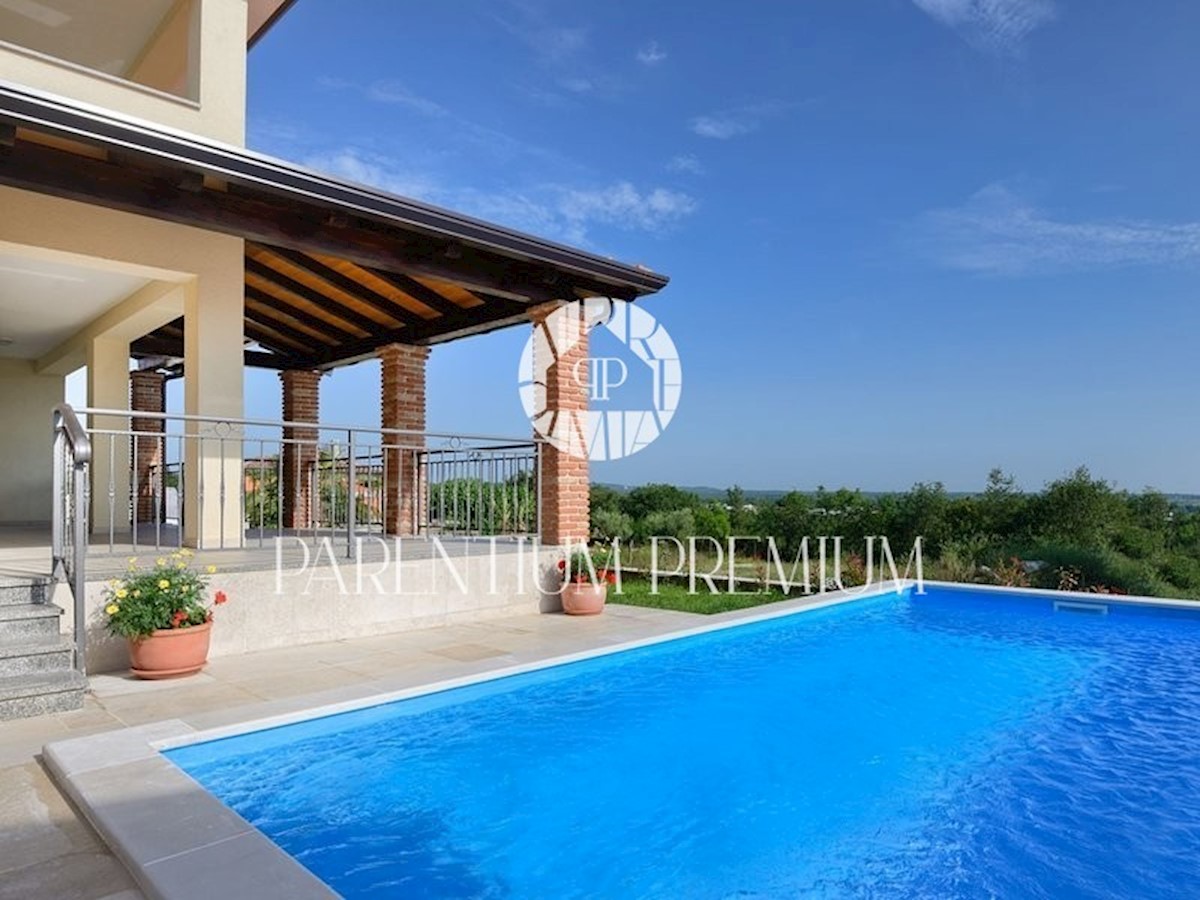 Una casa eccellente con piscina, vista panoramica e un bellissimo cortile paesaggistico.