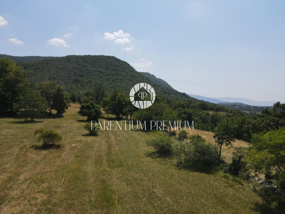 Terreno edificabile 1623m2 con una bellissima vista sull'Učka