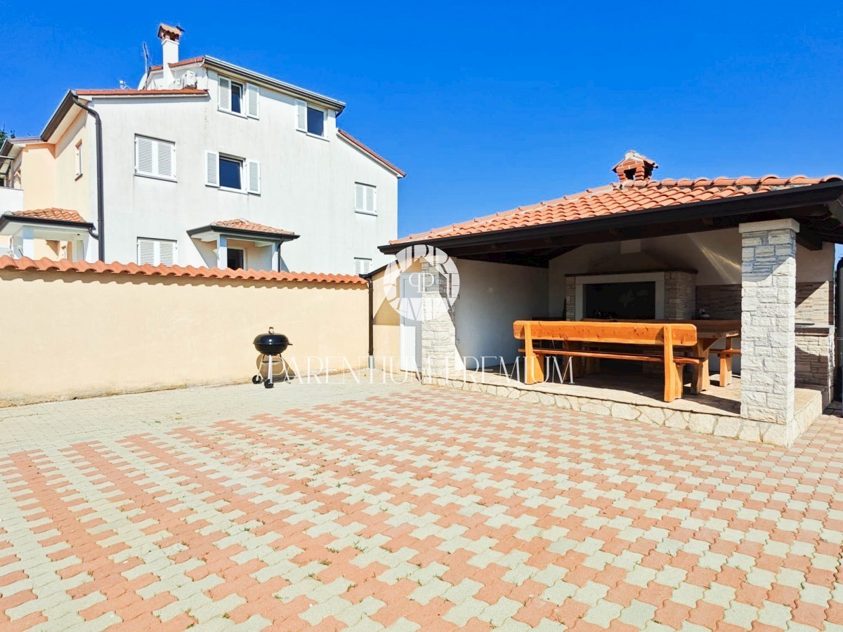 Casa ristrutturata con ampio giardino e 5 appartamenti arredati non lontano da Parenzo