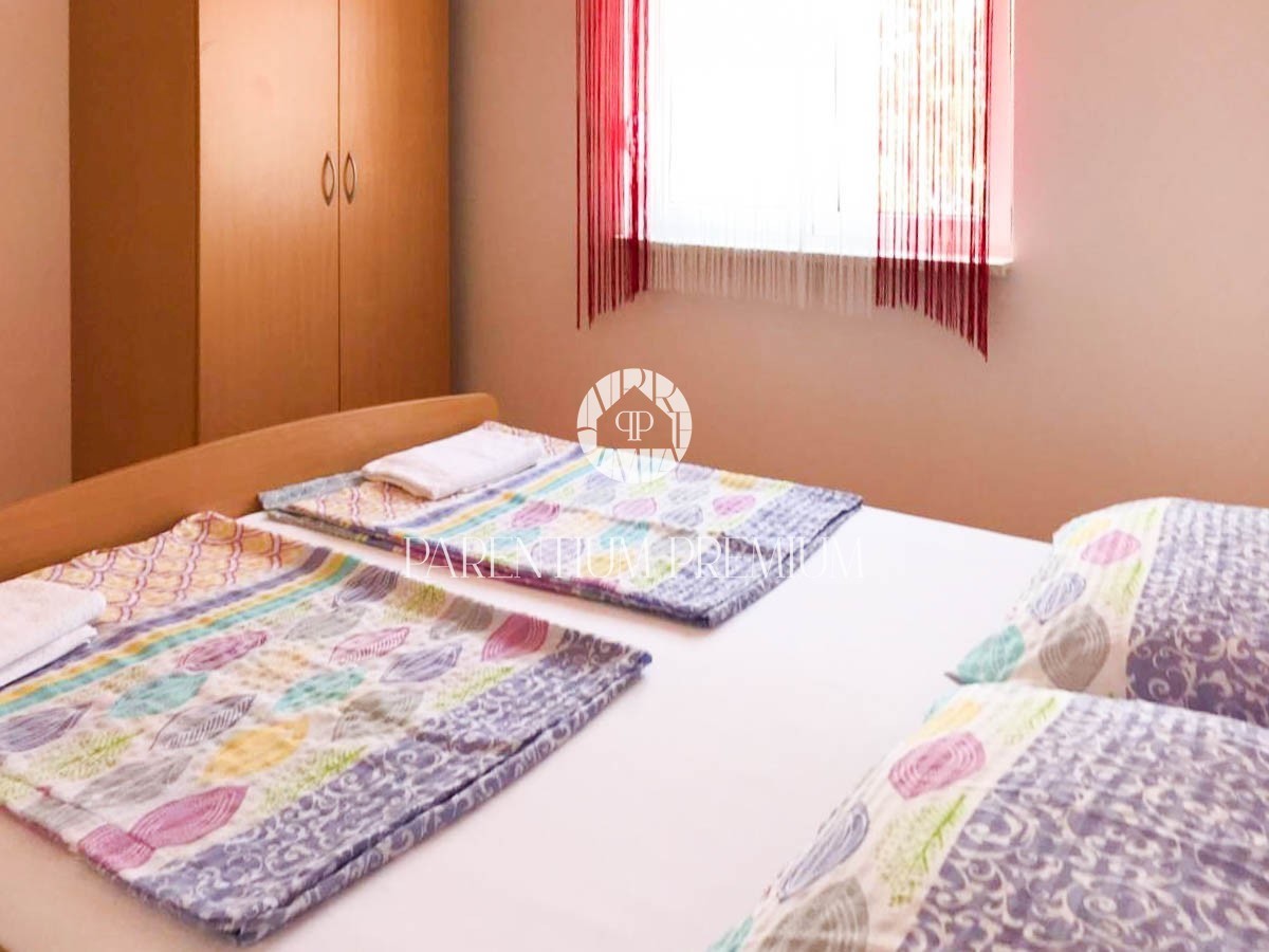 Casa ristrutturata con ampio giardino e 5 appartamenti arredati non lontano da Parenzo