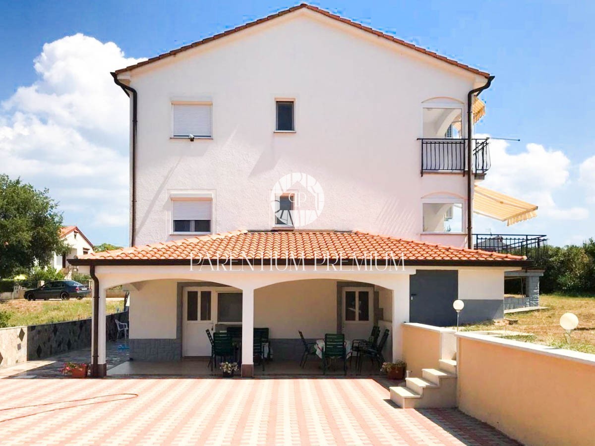 Casa ristrutturata con ampio giardino e 5 appartamenti arredati non lontano da Parenzo