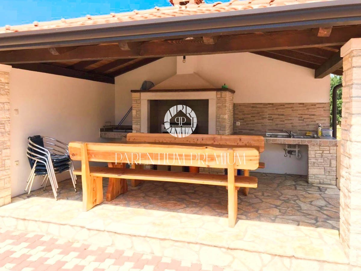 Casa ristrutturata con ampio giardino e 5 appartamenti arredati non lontano da Parenzo