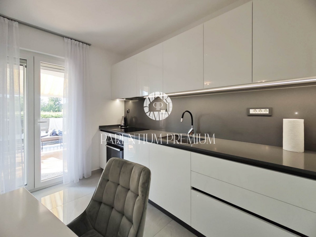 Casa ristrutturata con ampio giardino e 5 appartamenti arredati non lontano da Parenzo