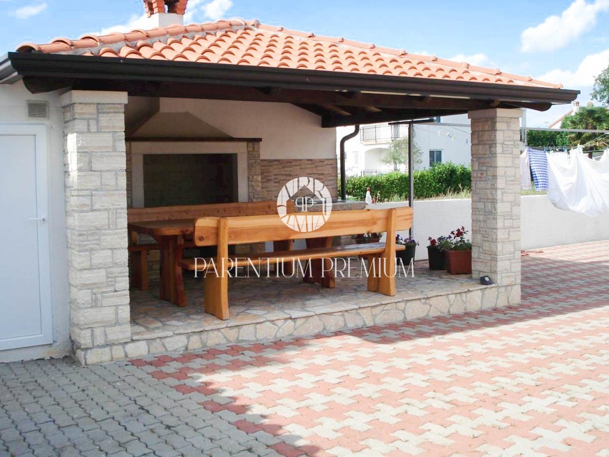 Casa ristrutturata con ampio giardino e 5 appartamenti arredati non lontano da Parenzo
