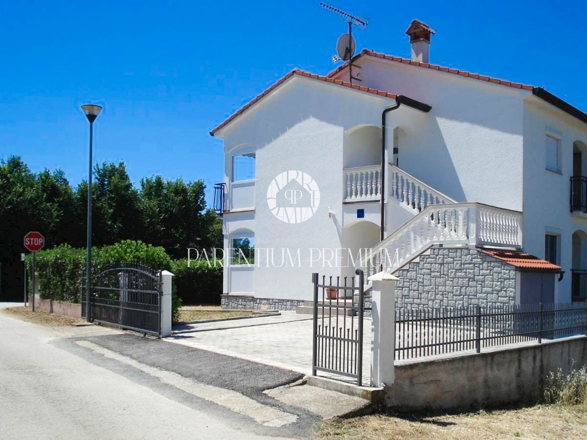 Casa ristrutturata con ampio giardino e 5 appartamenti arredati non lontano da Parenzo