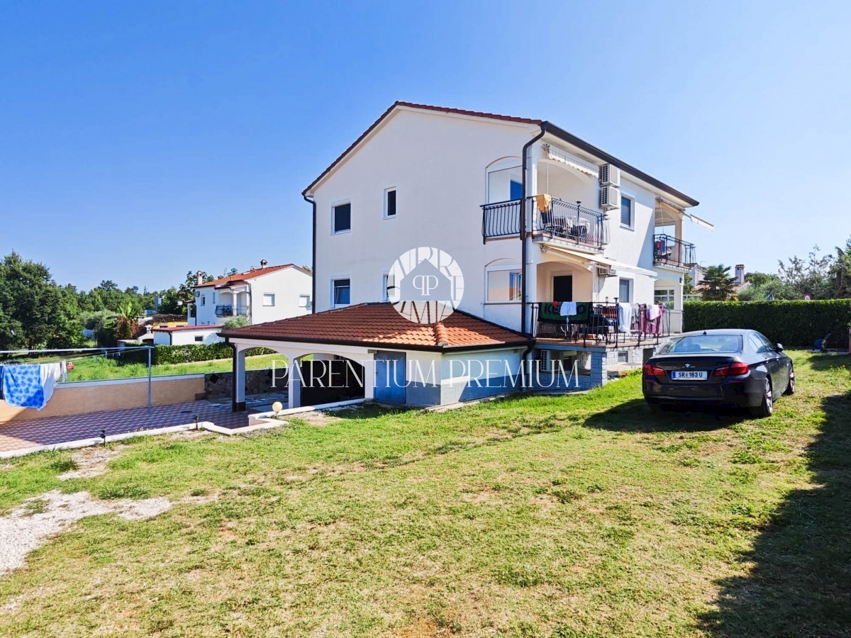 Casa ristrutturata con ampio giardino e 5 appartamenti arredati non lontano da Parenzo
