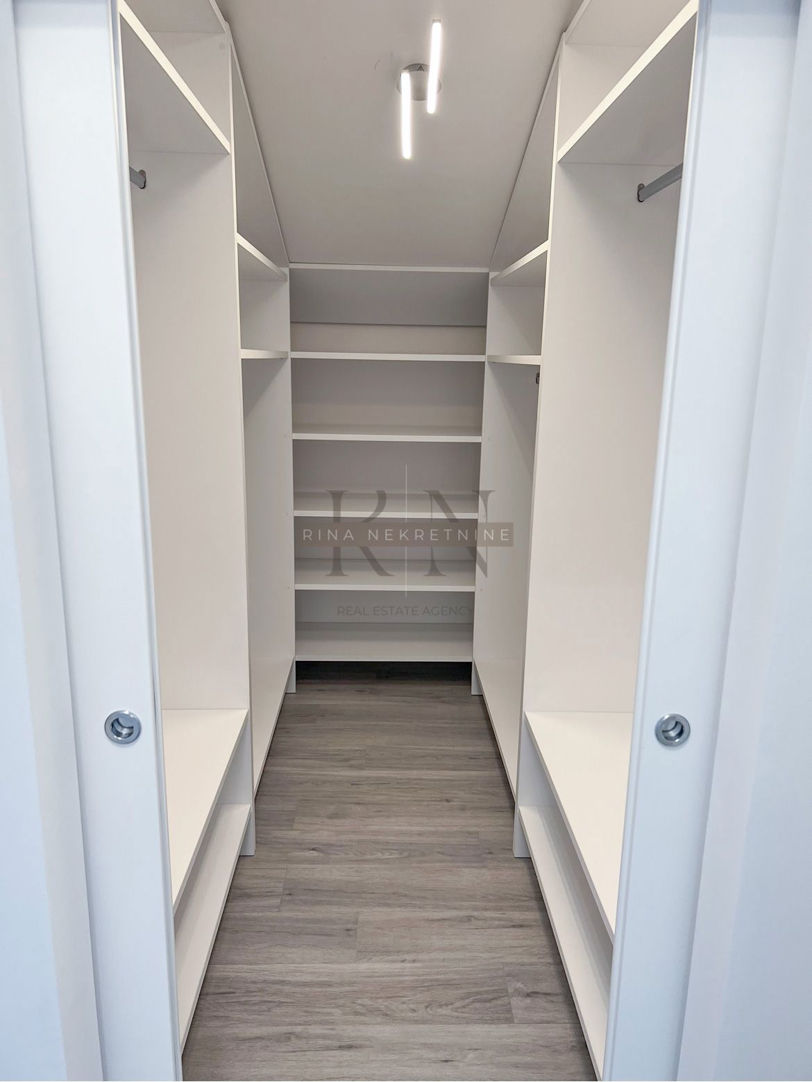 ČRNOMEREC - CASA CON 2 APPT E SPAZIO COMMERCIALE