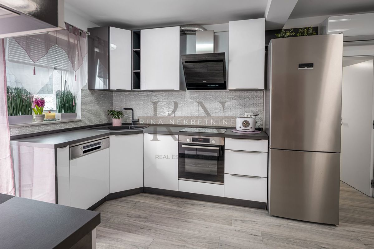 ČRNOMEREC - CASA CON 2 APPT E SPAZIO COMMERCIALE