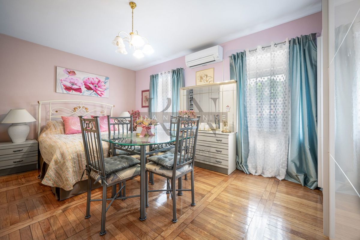 ČRNOMEREC - CASA CON 2 APPT E SPAZIO COMMERCIALE