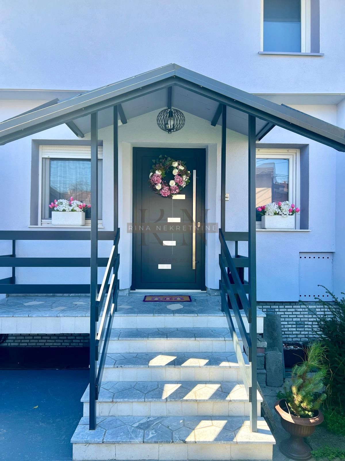 ČRNOMEREC - CASA CON 2 APPT E SPAZIO COMMERCIALE