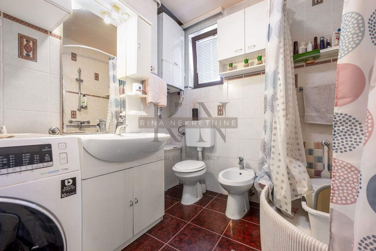 ČRNOMEREC - CASA CON 2 APPT E SPAZIO COMMERCIALE