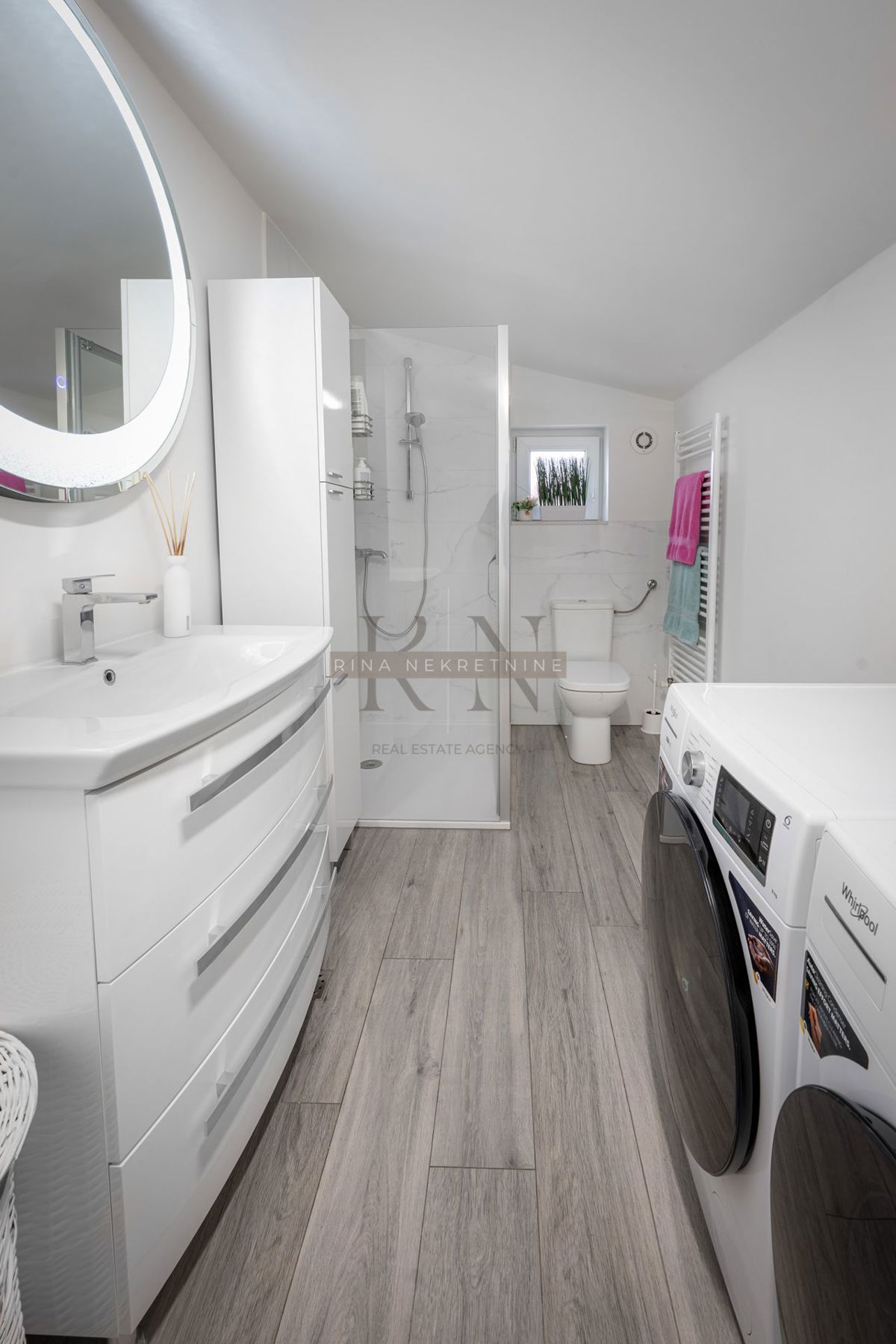 ČRNOMEREC - CASA CON 2 APPT E SPAZIO COMMERCIALE