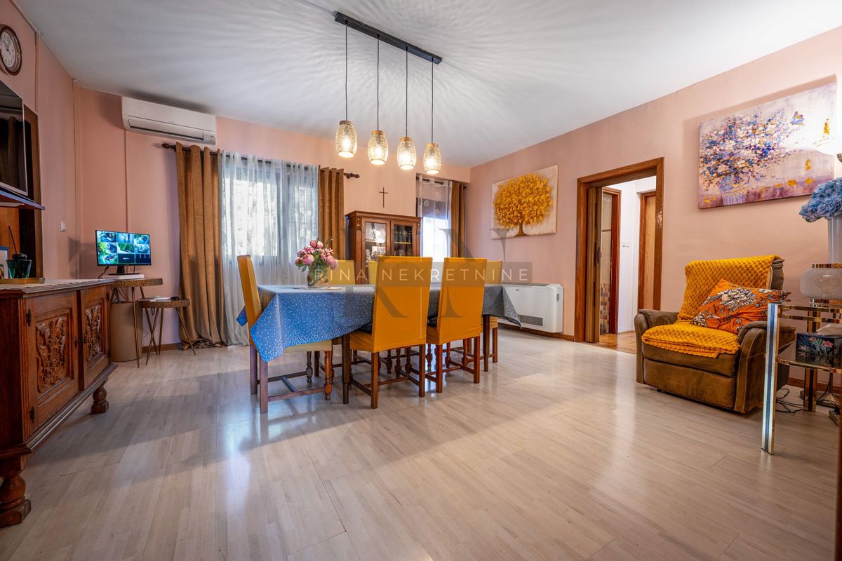 ČRNOMEREC - CASA CON 2 APPT E SPAZIO COMMERCIALE