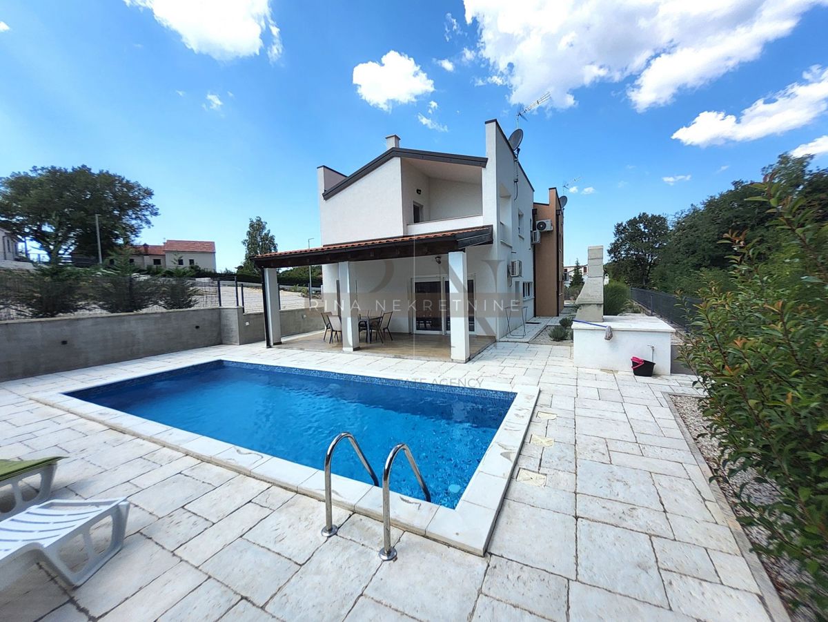 ISTRIA-POREČ-TINJAN-CASA CON PISCINA E VISTA SULLA NATURA