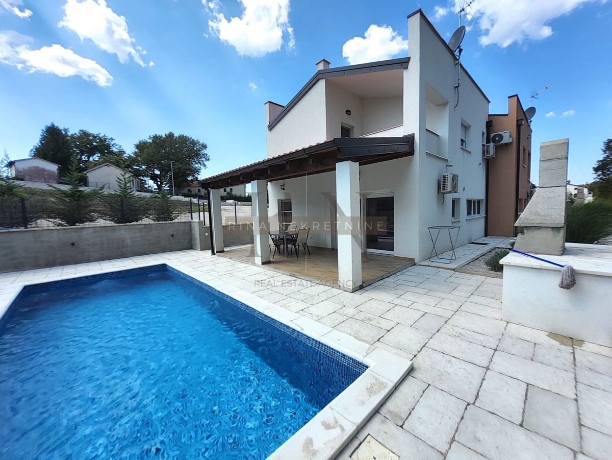 ISTRIA-POREČ-TINJAN-CASA CON PISCINA E VISTA SULLA NATURA